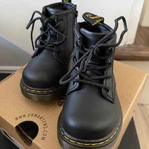 Toddler girl size 5 Never worn Dr.Martens. In box
